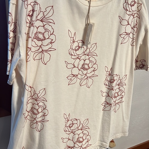 Easel size medium NWT tee - Picture 3 of 9